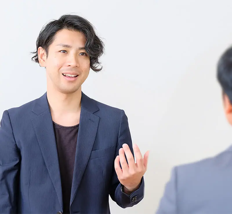 人に話している様子の講師の写真